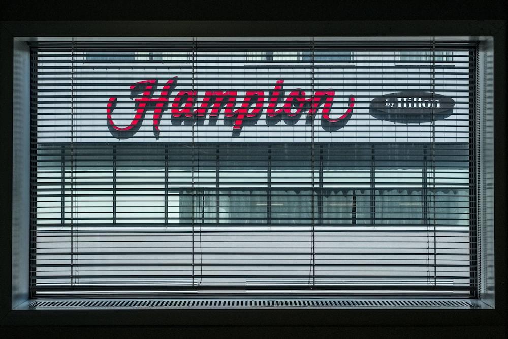 Hampton By Hilton London Gatwick Airport Hotel Хорли Екстериор снимка