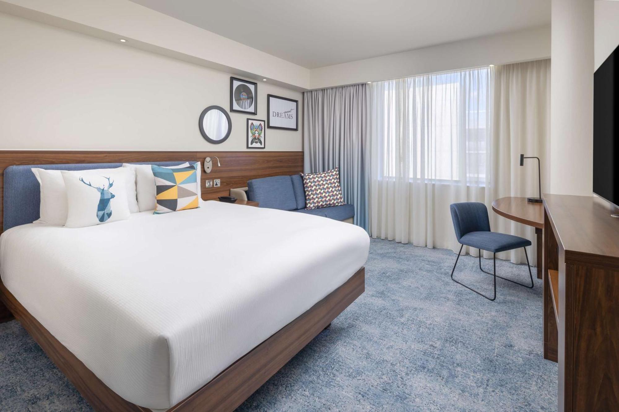Hampton By Hilton London Gatwick Airport Hotel Хорли Екстериор снимка